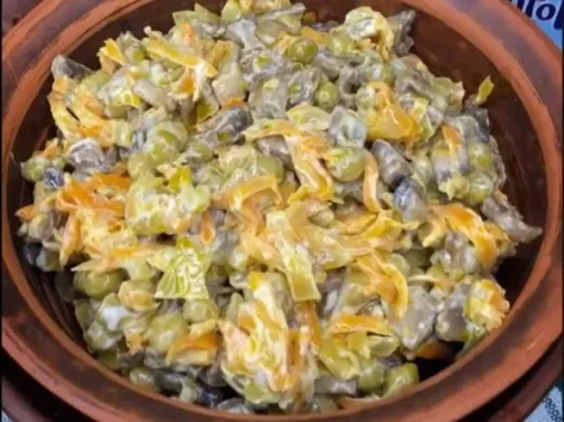 Фото: Салат з зеленим горошком, печерицями та морквою