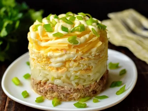 Фото: Салат з консервованого лосося