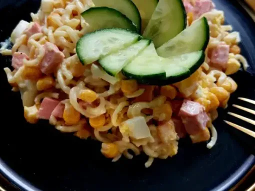 Фото: Салат з локшиною швидкого приготування та ковбасою