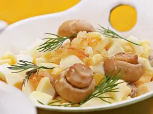 Салат з кукурудзою, яйцем та грибами