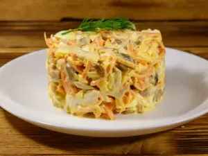 Салат з куркою, печерицями та солоними огірками
