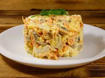 Салат з куркою, печерицями та солоними огірками
