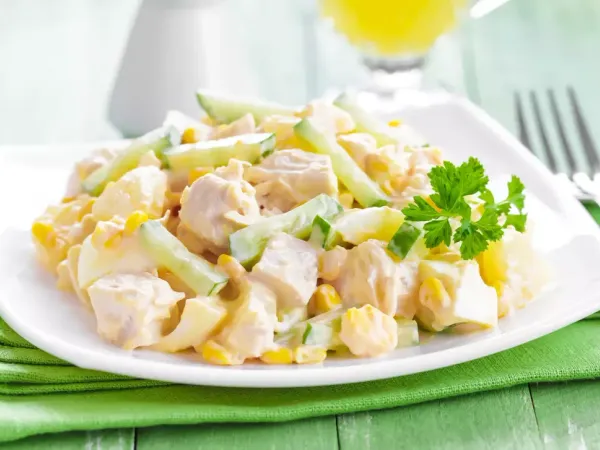 Салат з куркою, кукурудзою і огірком