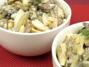 Фото: Салат з куркою, грибами та свіжими огірками