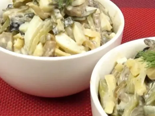 Салат з куркою, грибами та свіжими огірками