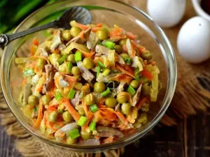 Салат з курячими сердечками та зеленим горошком