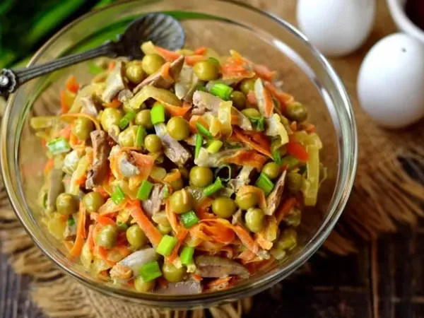 Салат з курячими сердечками та зеленим горошком