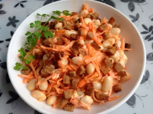 Салат з квасолі з сухариками