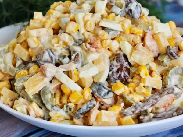 Фото: Салат з маринованих опеньків