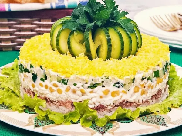 Салат з печінкою тріски та рисом