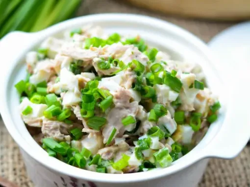 Фото: Салат з тунцем, пекінською капустою та яйцями