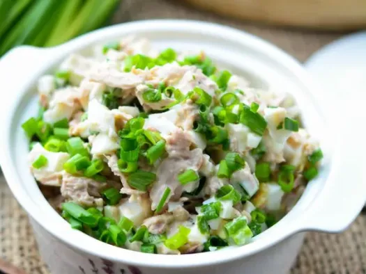 Салат з тунцем, пекінською капустою та яйцями