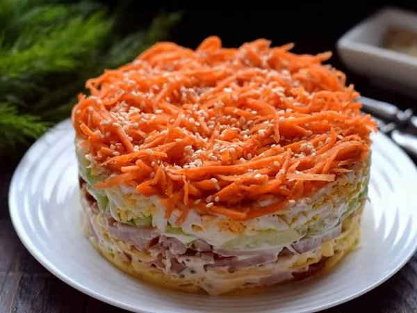 Шарований салат із шинкою, корейською морквою та яйцями