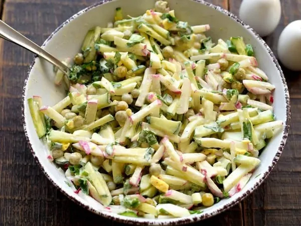 Фото: Салат із редиски, горошку, яйця та огірка