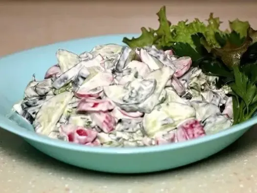 Салат з редиски, огірка та свіжої зелені