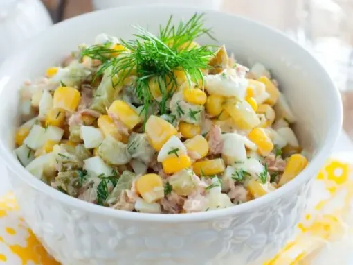 Фото: Салат з тунцем, кукурудзою та маринованими огірками