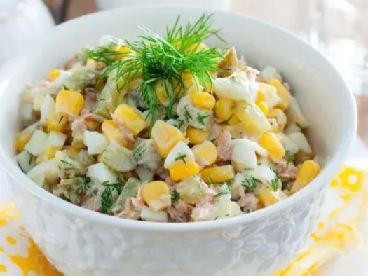 Салат з тунцем, кукурудзою та маринованими огірками