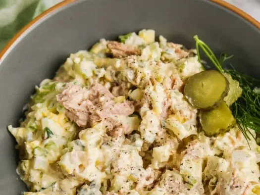 Салат з тунцем, яйцем та хрусткою селерою