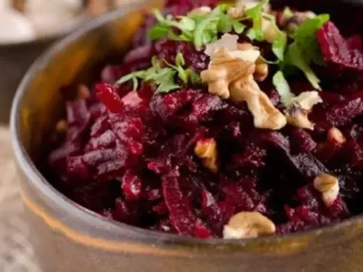 Фото: Салат з яловичини, буряка та волоських горіхів