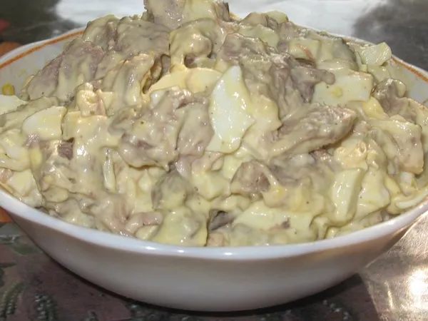 Салат з яловичого язика з картоплею та майонезом