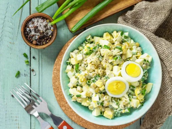 Салат із зеленим горошком, яйцями та цибулею