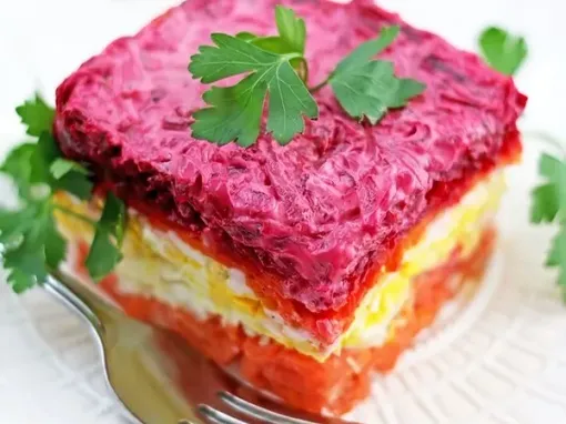 Фото: Салат "Шуба" з ніжним лососем та овочами