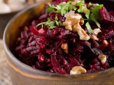 Фото: Салат з яловичини, буряка та волоських горіхів