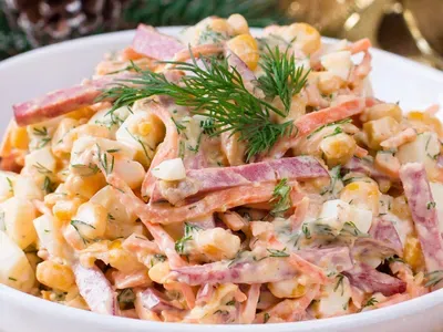 Салат з копченою ковбасою, кукурудзою та болгарським перцем