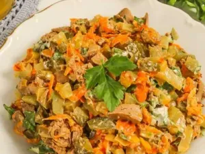 Смачний салат з курячою печінкою 