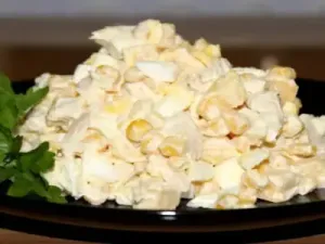Салат з куркою, сиром і кукурудзою