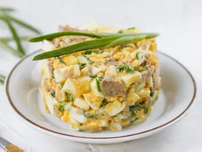 Салат з печінкою тріски та яйцем