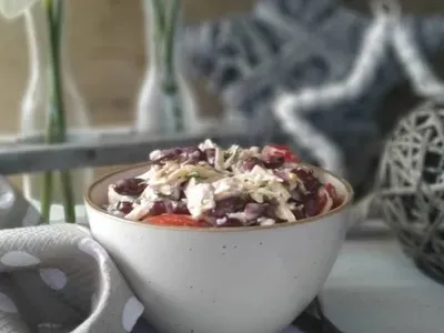 Салат з помідорами черрі, квасолею та сиром фета