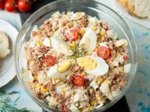 Салат з тунцем, яйцями і кукурудзою