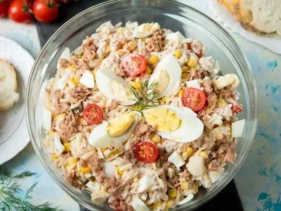 Салат з тунцем, яйцями і кукурудзою