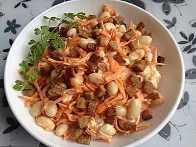 Салат з квасолі з сухариками