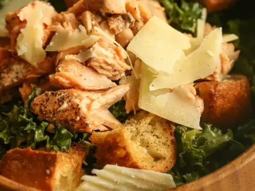 Салат "Цезар" з запеченим лососем та хрусткими грінками
