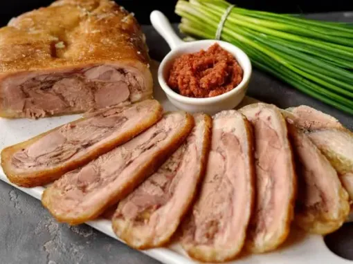 Фото: Домашній сальтисон зі свинячої рульки