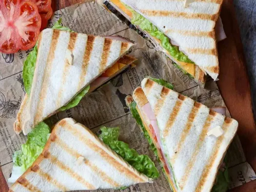 Сендвічі з запеченим курячим філе, сиром та помідорами