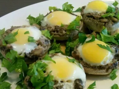 Фото: Шампіньйони з перепелиними яйцями у мікрохвильовці