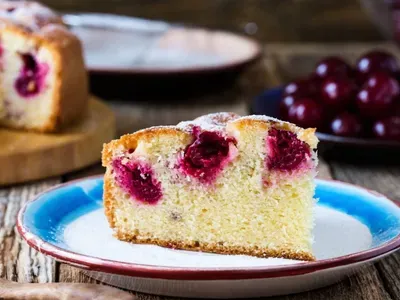 Шарлотка з вишнями