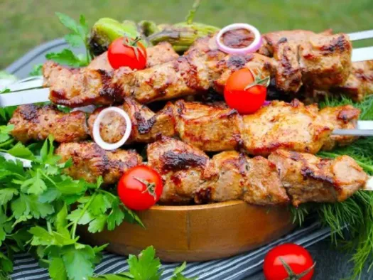 Шашлик зі свинини: майонезний маринад з цибулею