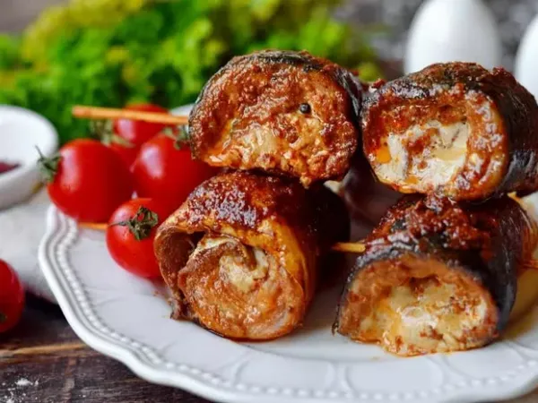Шашлик зі скумбрії в духовці (рулетики на шпажках)