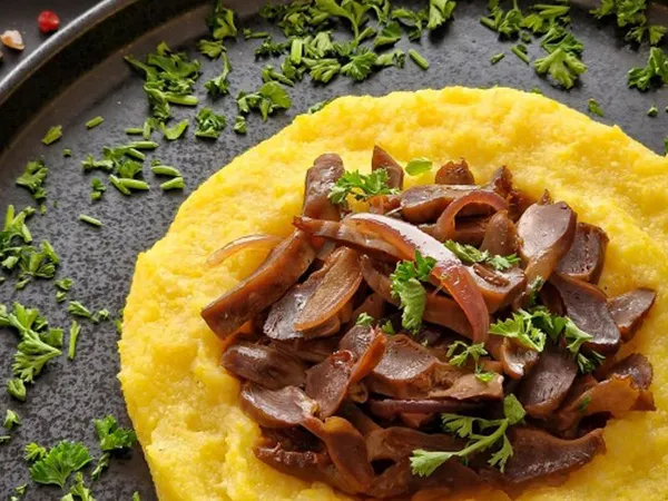 Тушковані шлуночки з кукурудзяною кашею