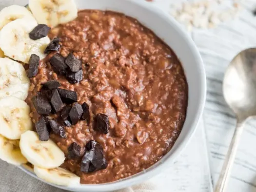 Вівсяна каша з шоколадом, бананом та какао