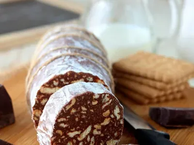 Шоколадна ковбаска з горіхами та родзинками