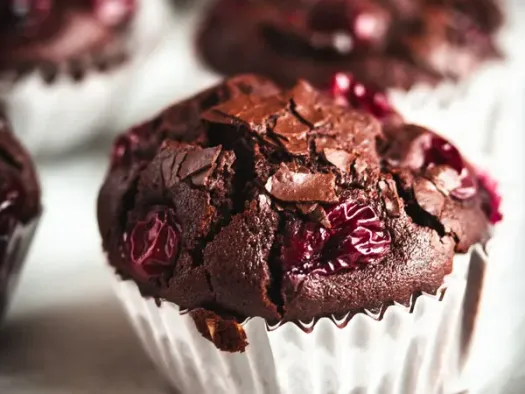 Шоколадні мафіни з вишнею