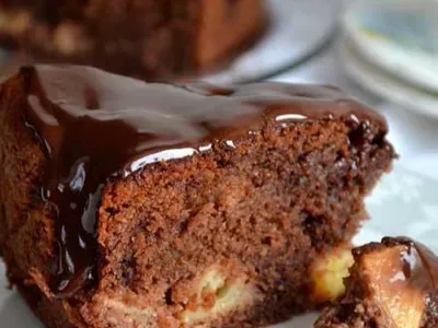 Шоколадний пиріг з яблуками на кефірі