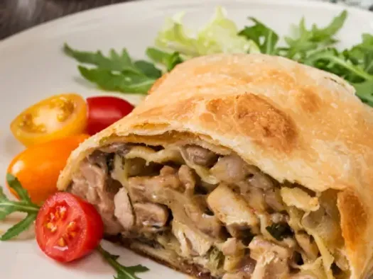 Штрудель із курятиною, печерицями та сиром