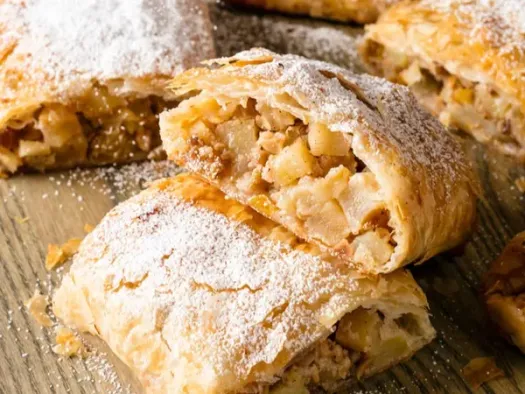 Штрудель з лавашу з яблуками та горіхами