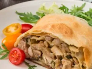 Штрудель із курятиною, печерицями та сиром